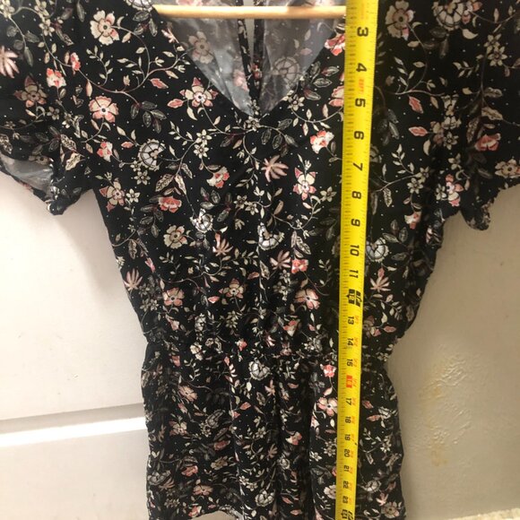 Old Navy Sz XS Black Floral Rayon Flutter Sleeve Open Back Romper w/ Pockets - Picture 6 of 9
